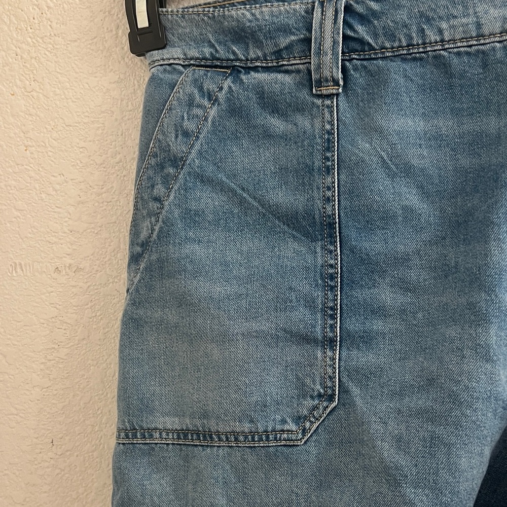 Old Navy Women's Classic Blue Jean Shorts - Picture 3 of 6